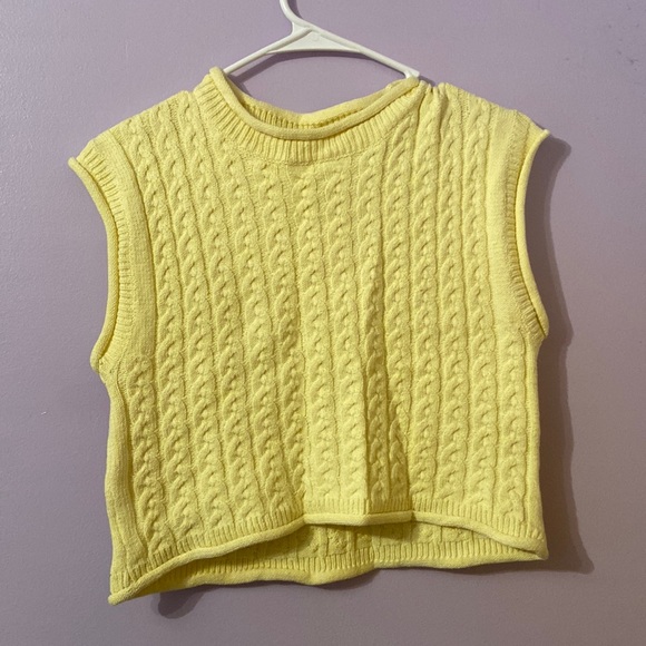 Yellow sweater - Picture 1 of 3